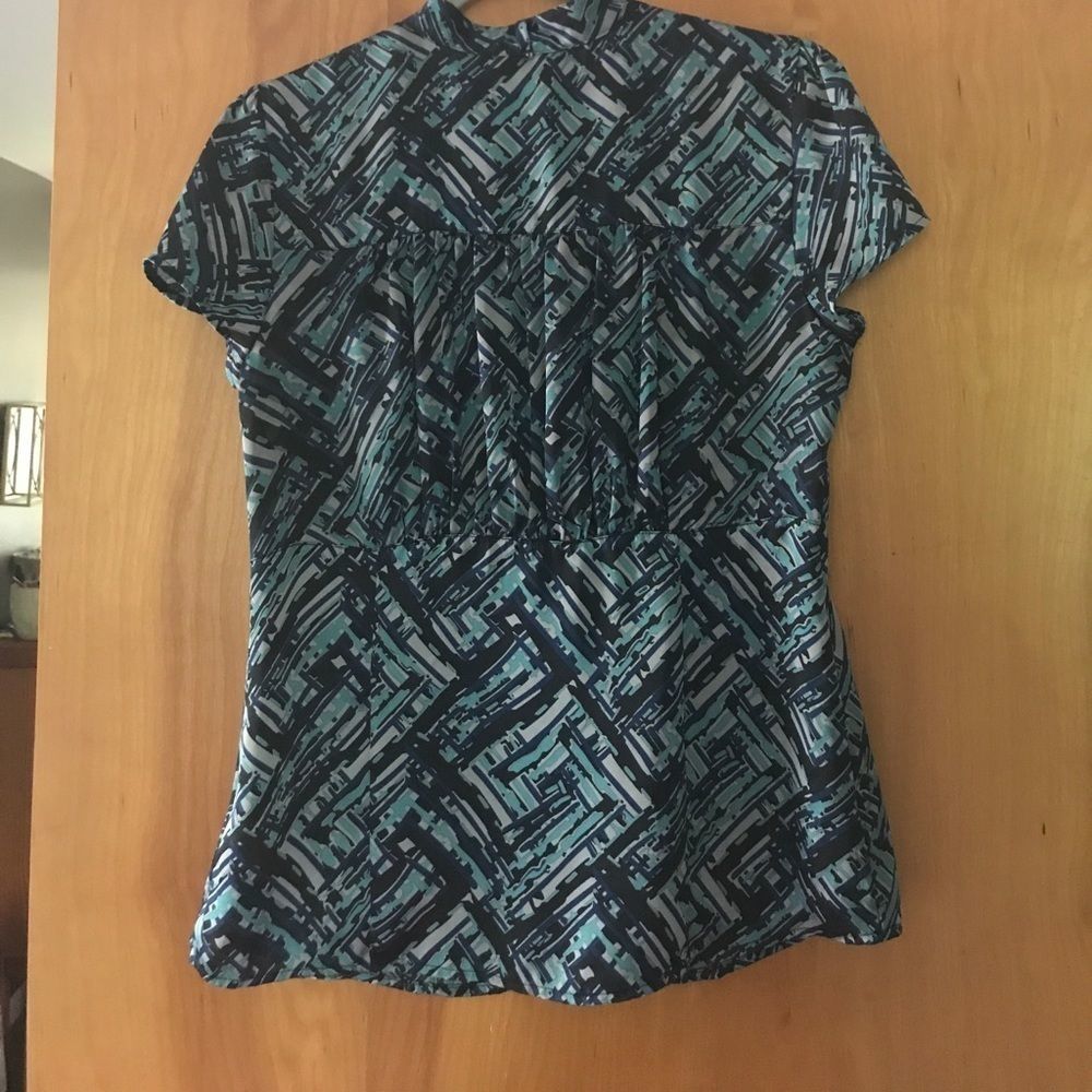 Key hole neck blouse - Picture 2 of 3